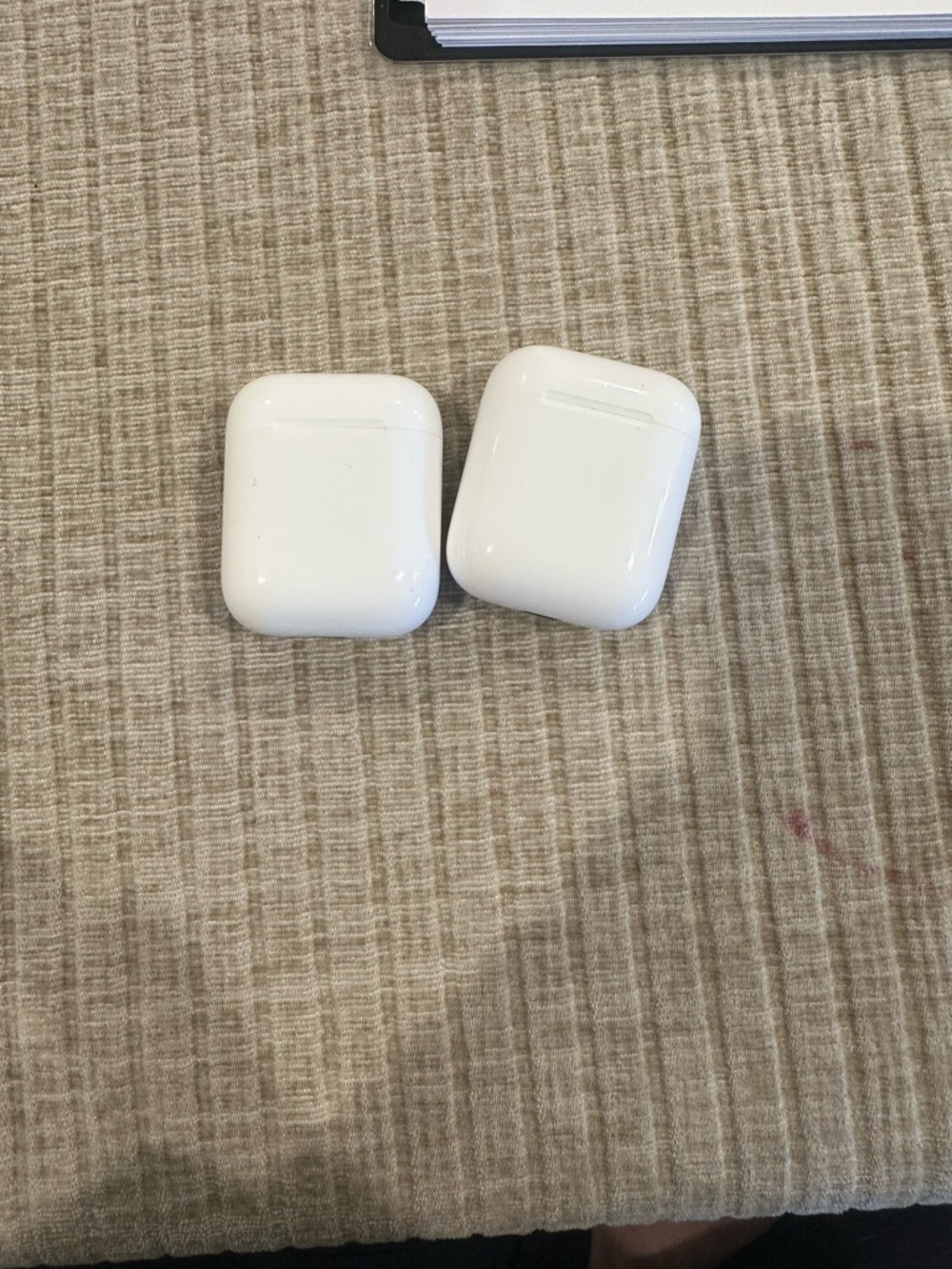 AirPods - Picture 2 of 6